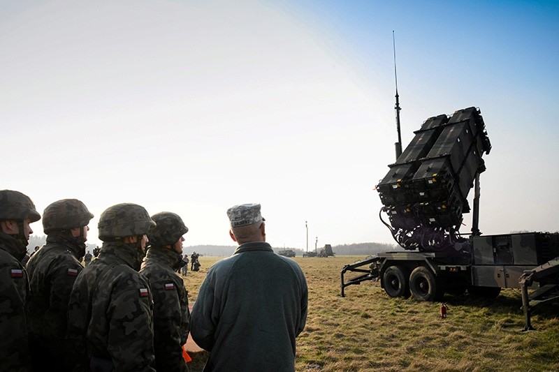 Polish and U.S soldiers look at a Patriot missile defense battery during join exercises at the military grouds in Sochaczew, near Warsaw, March 21, 2015. (Reuters Photo)