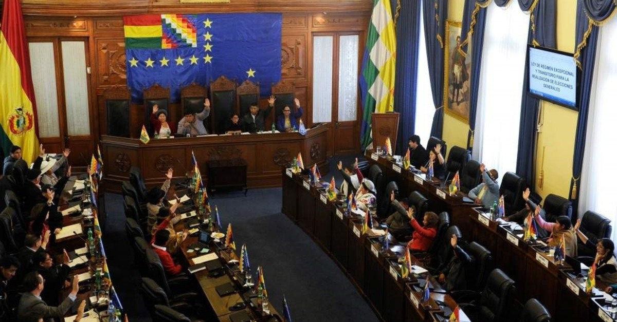Senators vote during a session at Bolivia's Congress in La Paz, on November 23, 2019. - Bolivia's Congress will vote on a proposal Saturday that could open the door to new elections in the crisis-hit country, as the caretaker government prepares to meet with protesters to end weeks of unrest. (Photo by JORGE BERNAL / AFP)