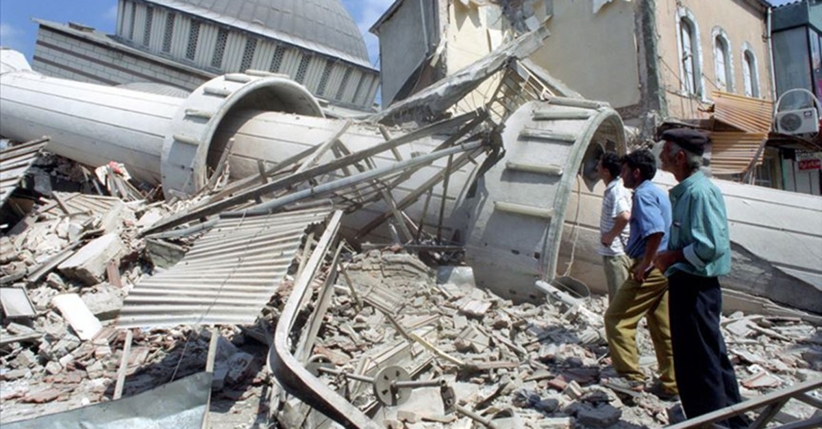 Men survey damage in Adapazaru0131 district of Sakarya province after a 7.4 magnitude earthquake struck the neighboring Izmit province on Aug. 17, 1999, in northwestern Turkey. (AA Photo)