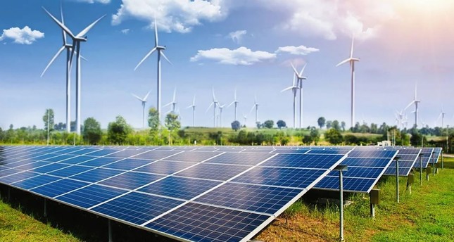 يتسابق عدد كبير من الشركات الأجنبية للاستثمار في تركيا لتنفيذ مشاريع بطاريات الطاقة الشمسية وطاقة الرياح صورة: أرشيفية من الإنترنت