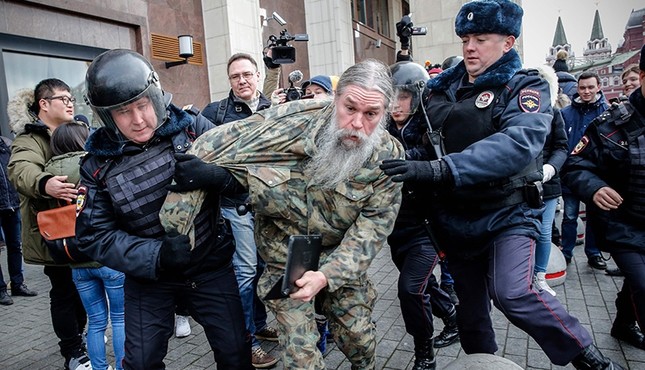 Russian riot police detain an opposition activist during a protest rally in central Moscow on November 5, 2017. (AFP Photo)