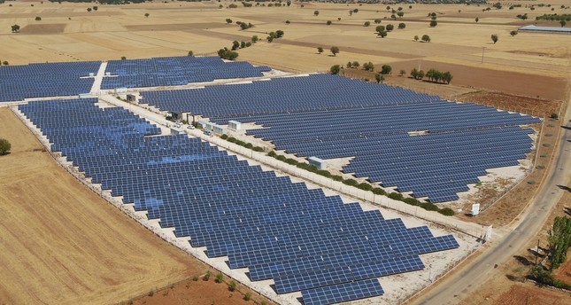 حقل ألواح للطاقة الشمسية في أنطاليا جنوبي تركيا الأناضول