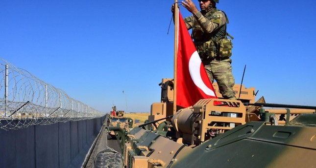 دورية عسكرية تركية على الحدود السورية الأناضول