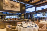 Frankie hosts its guests with a rich menu and fine atmosphere on the terrace floor.