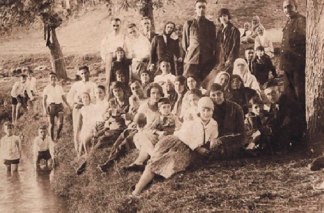 A Hu0131du0131rellez picnic in Kau011fu0131thane, Istanbul during the 1920s.