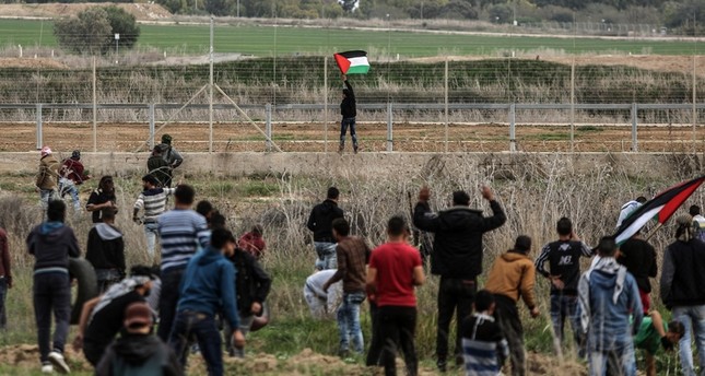 شبان فلسطينيون محتجون يتظاهرون عند الحدود الفاصلة في قطاع غزة الأناضول