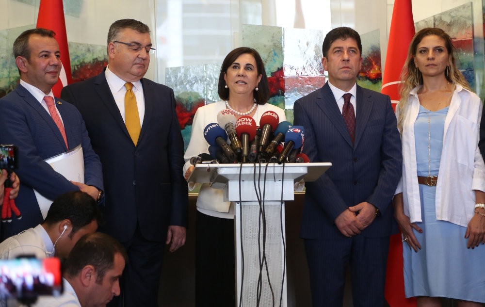 Gaye Usluer (C), a prominent dissident figure in the CHP, speaks after delivering the delegate signatures for an extraordinary convention, Aug. 3. 