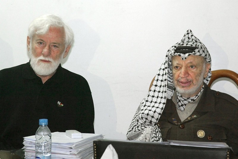 This May 9, 2002 file photo shows Israeli journalist and peace activist Uri Avnery, left, sitting next to Palestinian leader Yasser Arafat, during a meeting at the latter's office in the West Bank city of Ramallah. (AFP Photo)