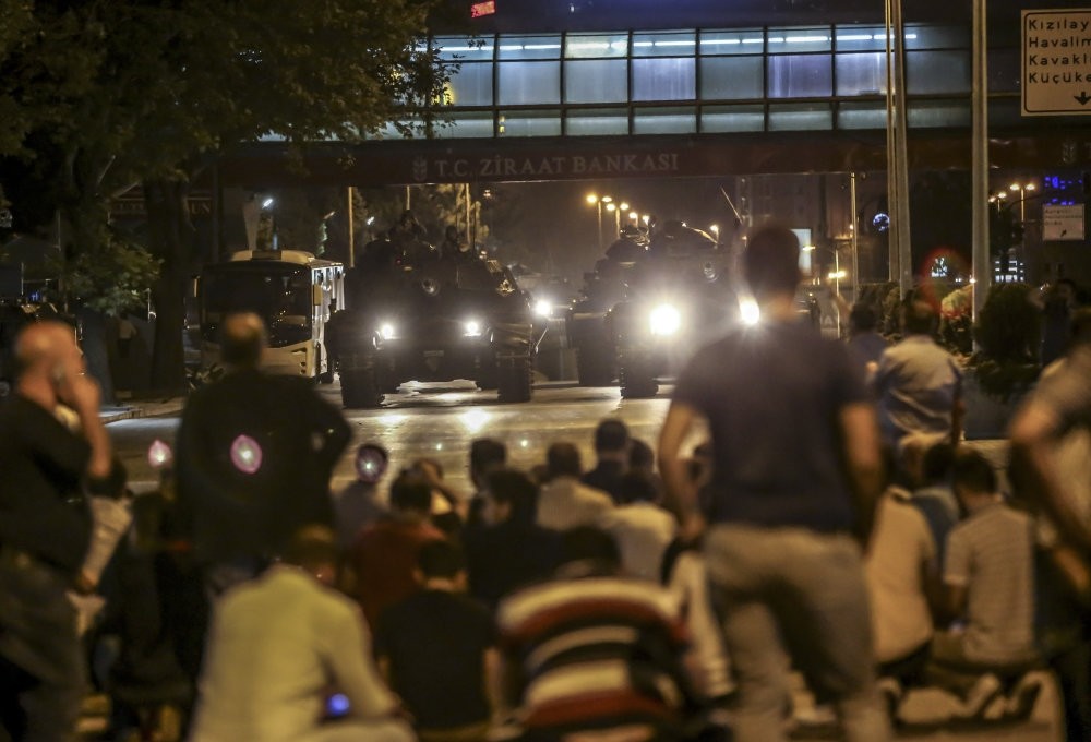 People block a road as tanks controlled by putschists advance in the capital Ankara, Jul.15, 2016. 