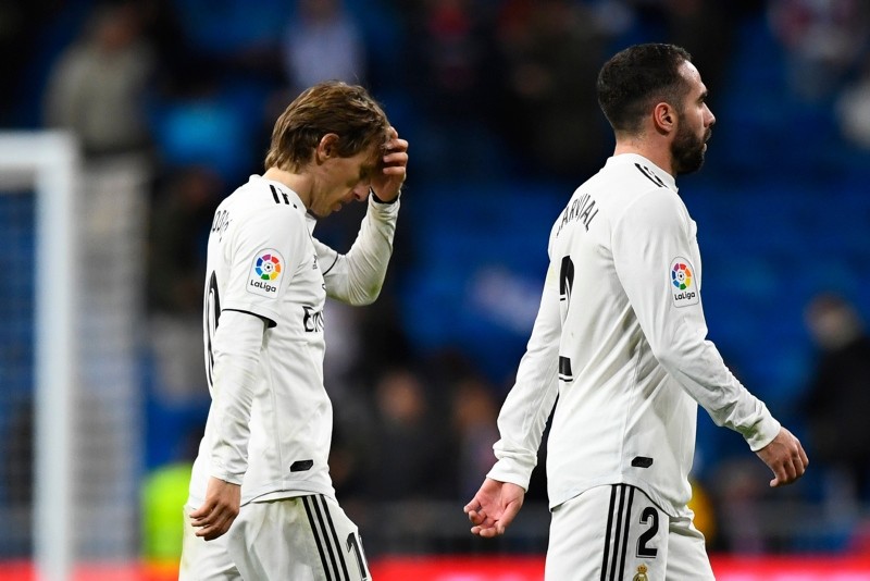 Real Madrid's Croatian midfielder Luka Modric (L) and Spanish defender Dani Carvajal leave the pitch at the end of the Spanish League football match against Real Sociedad at the Santiago Bernabeu stadium in Madrid on January 6, 2019. (AFP Photo)