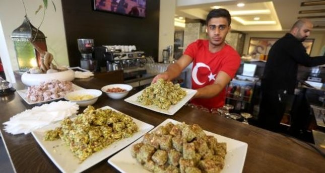 افتتاح أول مطعم تركي في فلسطين واهتمام شعبي ورسمي كبير Daily Sabah Arabic