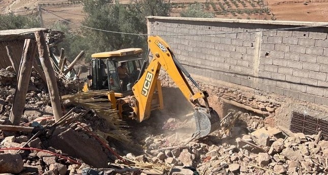 جرافة تزيل ركام منزل مدمر جراء الزلزال في المغرب صورة: الأناضول