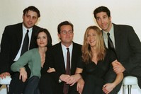 The cast of the American TV sitcom ,Friends, (L to R) Matt LeBlanc, Courteney Cox, Matthew Perry, Jennifer Aniston and David Schwimmer pose on March 25, 1998. (Reuters Photo)