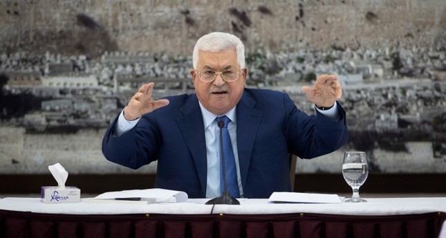 وزير الأمن الداخلي الإسرائيلي يدعو لمنع عودة عباس للضفة