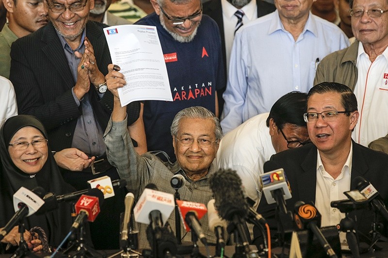 Mahathir Mohamad (C) former Malaysian prime minister, chairman of The Alliance of Hope and current prime ministerial candidate shows a letter to the king during a media conference in Kuala Lumpur, Malaysia, May 10, 2018. (AP Photo)
