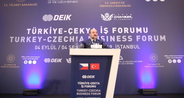 وزير الصناعة والتكنولوجيا التركي متحدثاً في منتدى الأعمال التركي - التشيكي الأناضول