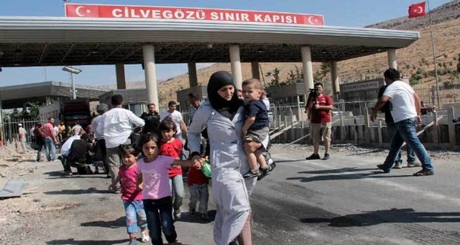 سوريون يعودون من تركيا إلى بلادهم لقضاء عيد الأضحى