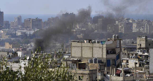 تصاعد الدخان في مخيم عين الحلوة للاجئين الفلسطينيين في مدينة صيدا جنوبي لبنان بعد اشتباكات بين مجموعات إسلامية وقوات الأمن الوطني الفلسطيني التابعة لحركة فتح صورة: الأناضول