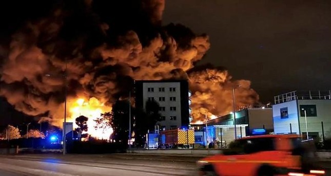 السلطات الفرنسية تغلق المدارس في 11 بلدة إثر حريق في مصنع كيميائي غربي البلاد