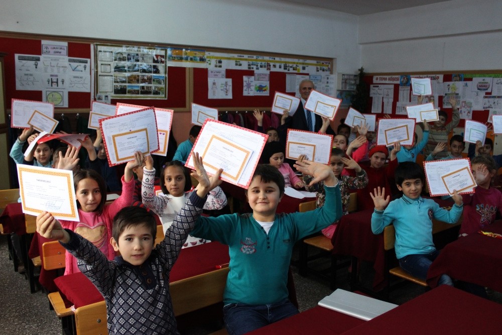 Children at a school in the northern Turkish province of Tokat's Erbaa district show their report cards.