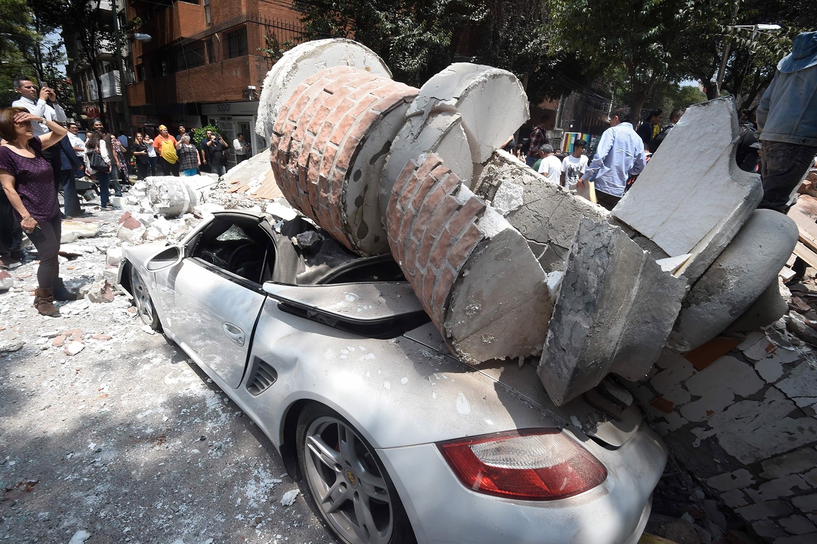 Picture of a car crashed by debris from a damaged building after a quake rattled Mexico City on September 19, 2017. (AFP Photo)