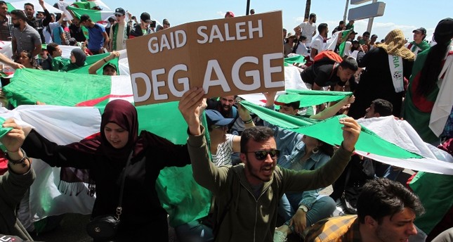 الجيش الجزائري يدعو إلى التعجيل بإجراء الانتخابات الرئاسية