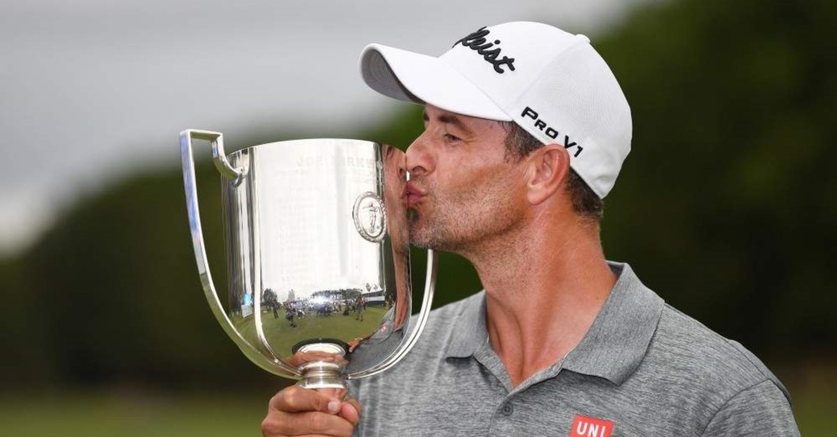 Scott kisses the trophy after winning the 2019 Australian PGA, Queensland, Dec, 22, 2019. (EPA Photo)