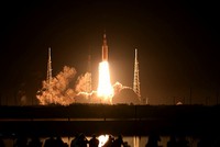 ناسا تطلق بنجاح صاروخها العملاق الجديد إلى القمر