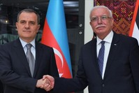 وزير الخارجية الفلسطيني رياض المالكي مع نظيره جيهون بيراموف الأناضول