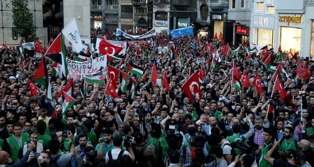 أتراك ينظمون وقفة احتجاجية أمام السفارة الإسرائيلية بأنقرة وعدة ولايات