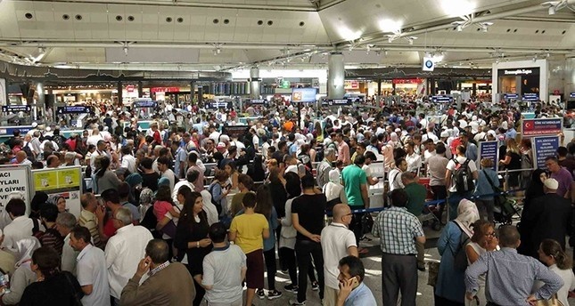 صفوف طويلة من المسافرين في مطار أتاتورك مع اقتراب عطلة عيد الأضحى