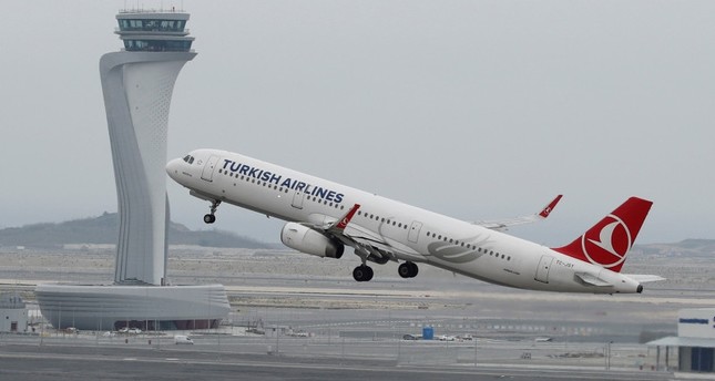 طائرة تابعة للخطوط الجوية التركية تقلع من مطار إسطنبول رويترز