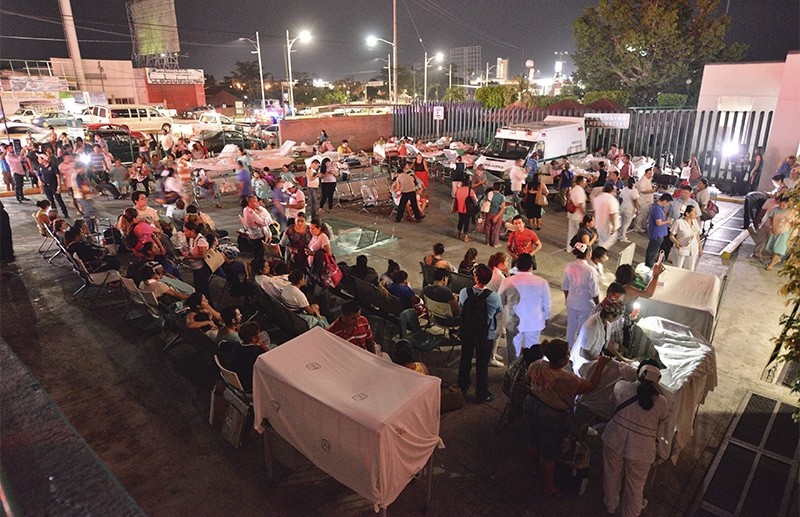 Patients and doctors of a hospital in Villahermosa, Mexico, remain in the open after a strong earthquake magnitude 8.4 on the open Richter scale violently shook Mexico, early 08 September 2017 (EPA Photo)