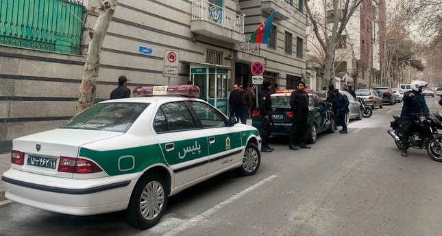 سيارات الشرطة أمام السفارة الأذربيجانية في طهران، إيران، 27 يناير/ كانون الثاني 2022 الأناضول