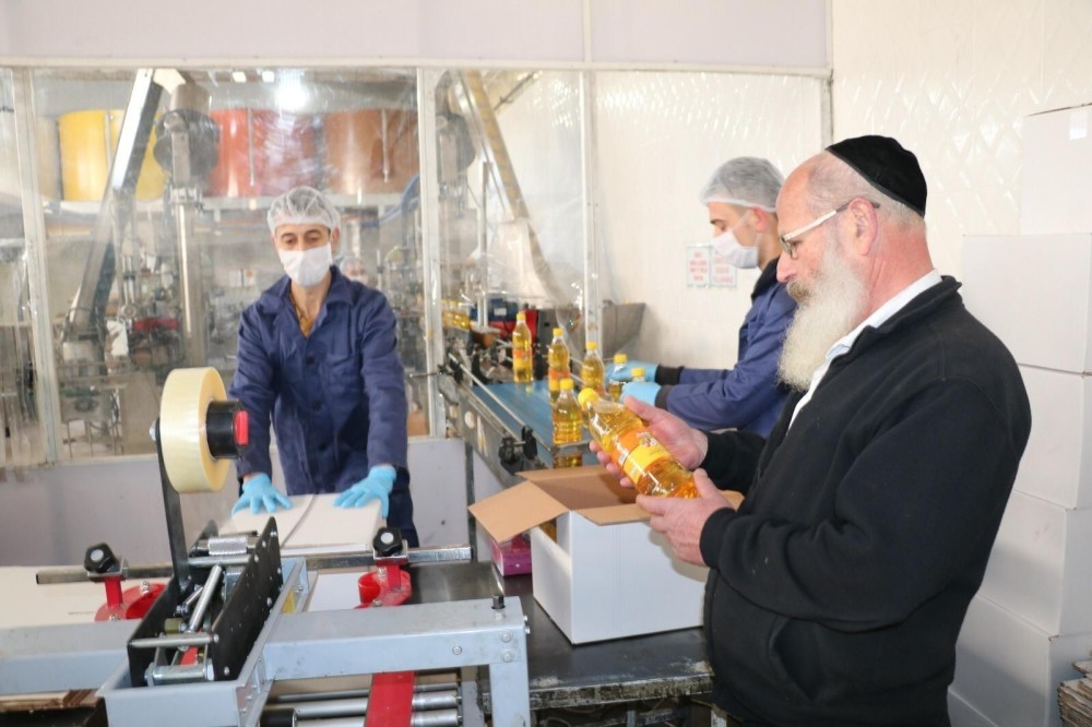 Israeli Rabbi Froilich examined the nut oil production process at a Turkish firm in Turkeyu2019s Aegean province Afyon to ensure compliance with the dietary requirements of the Jewish people during Passover