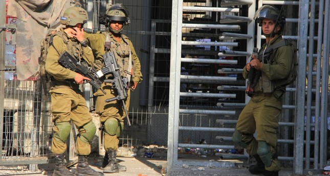 جنود إسرائيليون على إحدى الحواجز مع الضفة الغربية الأناضول