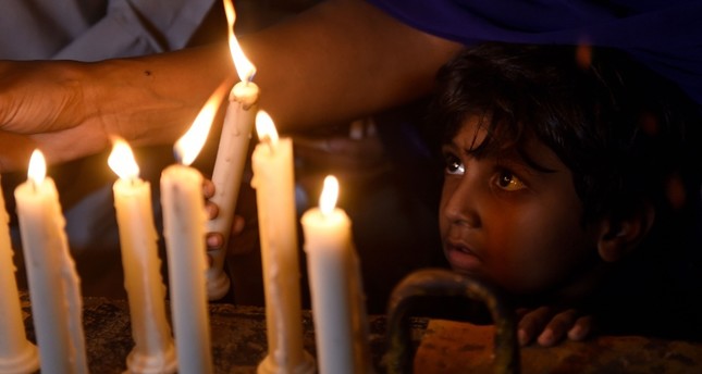 صلوات في باكستان على أرواح ضحايا سريلانكا الفرنسية