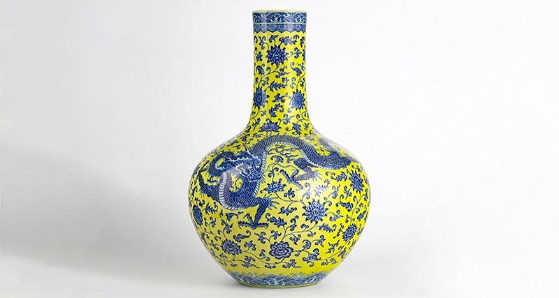 This picture released on September 23, 2017 by auction house Geneve-Encheres show a Chinese vase valued between 500 and 800 Swiss francs that was sold for a record five million Swiss francs, the auction house said. (AFP Photo)