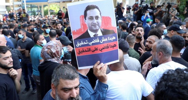 موالون لحزب الله يتظاهرون ضد القاضي بيطار في بيروت أرشيفية/رويترز