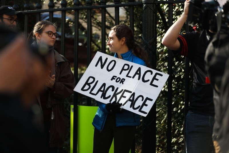 Protestors rally against Virginia Governor Ralph Northam outside of the governors mansion in downtown Richmond, Virginia on February 4, 2019. (AFP Photo)