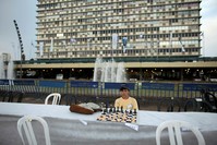 FILE PHOTO: A chess player looks at the board during a game against Israeli grandmaster Alik Gershon at Rabin Square in Tel Aviv, October 21, 2010. (Reuters file photo)