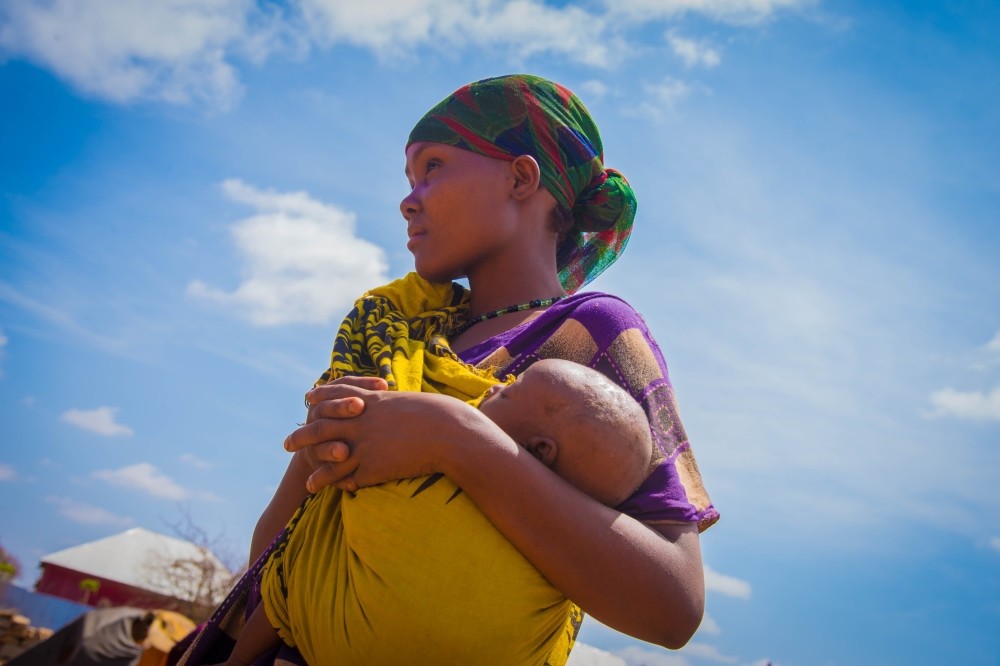 Like hundreds of thousands of Somalis, Medina Abdimanurshego, 22, are looking to find a safe haven where they can provide their children with food, clean water and basic humanitarian needs. (Yunus Paksoy/Daily Sabah)