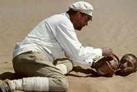 Sukhov shares his water with Sayid in the desert.