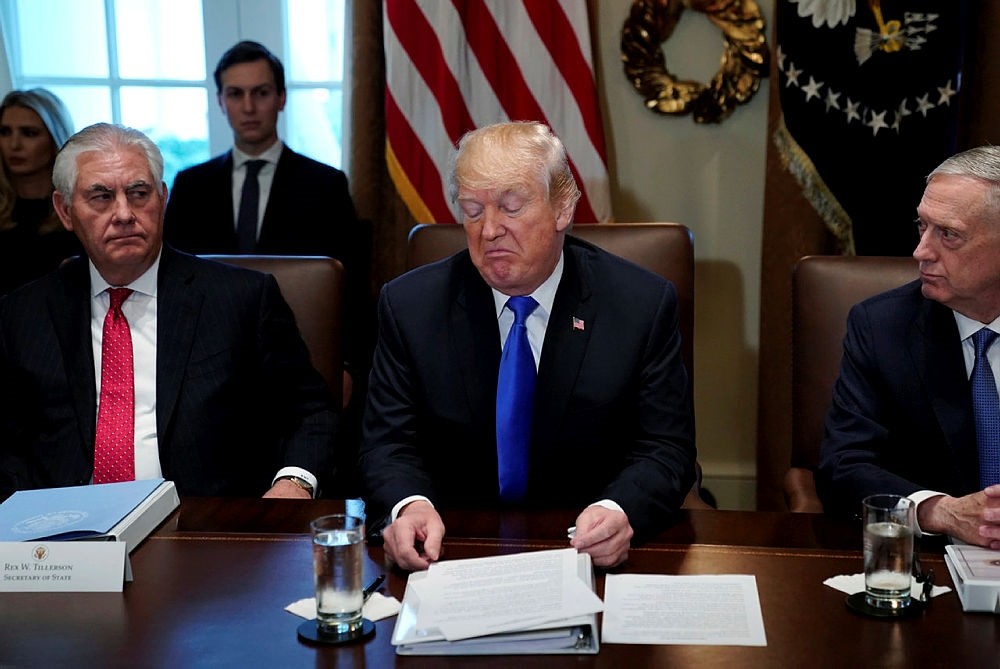 U.S. President Donald Trump, flanked by Secretary of State Rex Tillerson, left, and Secretaryof Defense James Mattis, holds a cabinet meeting at the White House in Washington, D.C., U.S., Dec. 20, 2017. (Reuters Photo)