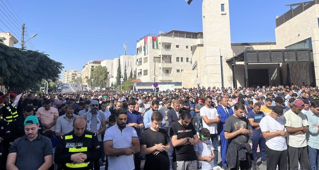 أردنيون يؤدون صلاة الغائب على الشهداء في فلسطين بعد صلاة الجمعة في عموم مساجد البلاد، 3-11-2023 صورة: الأناضول