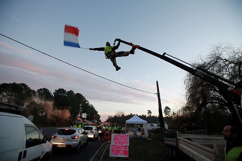 Protesters wearing yellow vests, the symbol of a French drivers' protest against higher diesel fuel prices, occupy a roundabout in Cissac-Medoc, France, Dec. 5, 2018. (Reuters Photo)