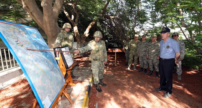 وزير الدفاع التركي يتفقد الوحدات العسكرية في شمال قبرص برفقة قادة الجيش