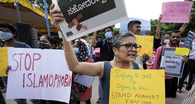 أشخاص يحملون لافتات ويرددون شعارات خلال احتجاج في بنغالورو، الهند، السبت 30 أبريل 2022. AP