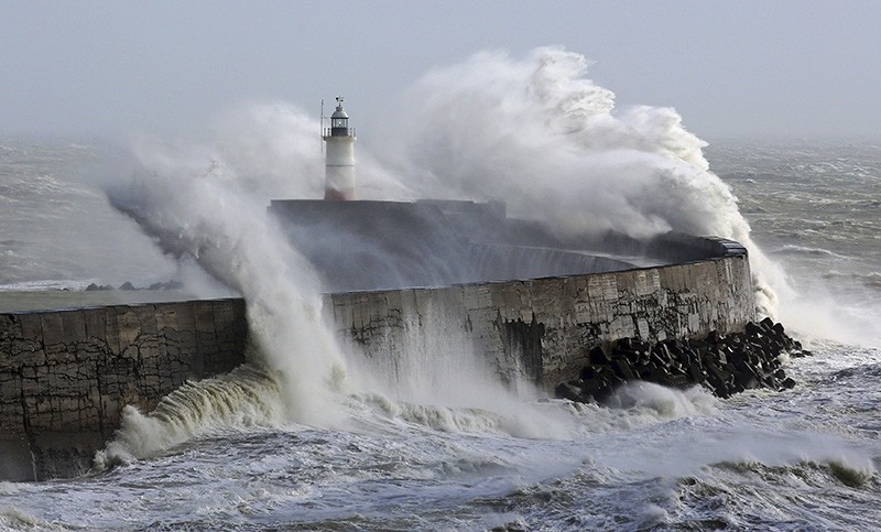 Waves crash over the lighthouse in Newhaven, East Sussex southern England, as flights were cancelled and commuters were warned on delays as winds reached nearly 90mph when Storm Doris battered many parts of Britain, Feb. 23, 2017. (AP Photo)