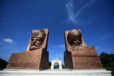 Statues of rival military leaders of 16th century, Ottoman Sultan Suleiman (R) and his opponent Miklos Zrinyi (L), are seen at the Hungarian-Turkish friendship park near Szigetvar on September 2, 2016. (AFP Photo)